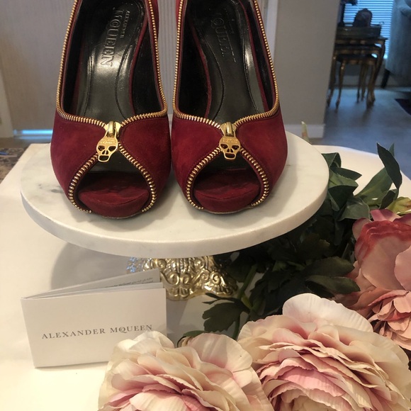 Alexander McQueen Skull Zipper Detail Peep Toe Pumps in Nubuck Leather - Picture 7 of 14